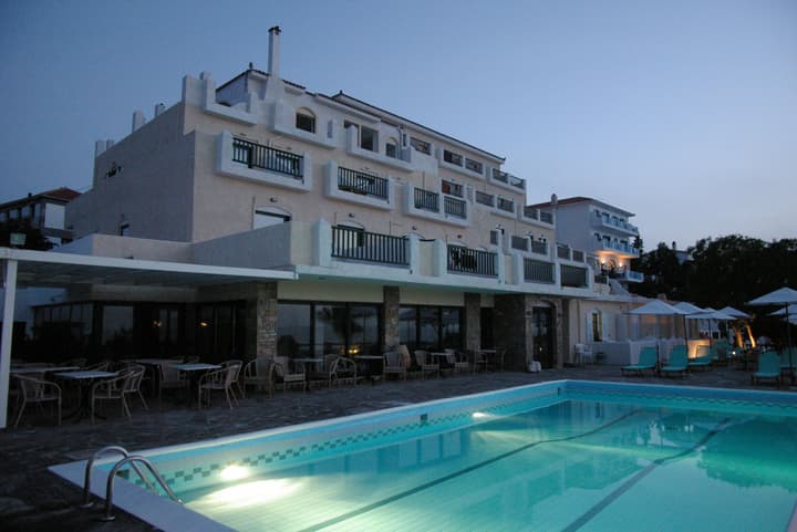 Cavos Bay Hotel and Studios