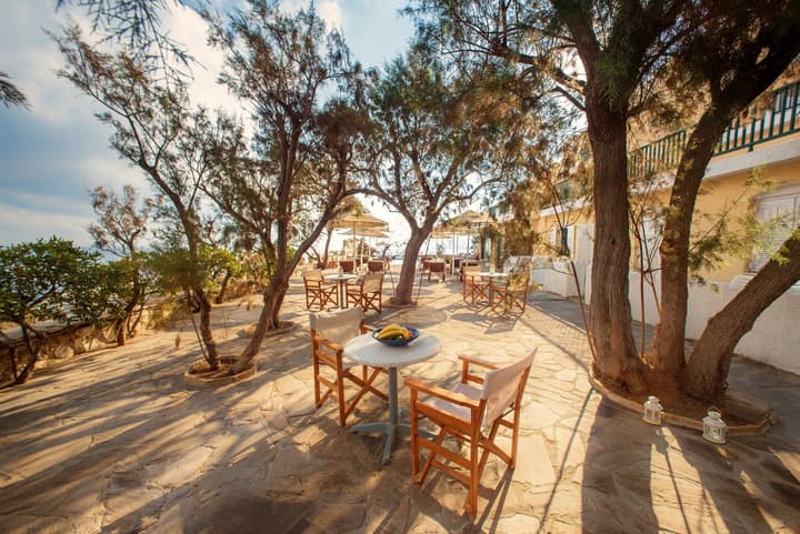 Cavos Bay Hotel and Studios