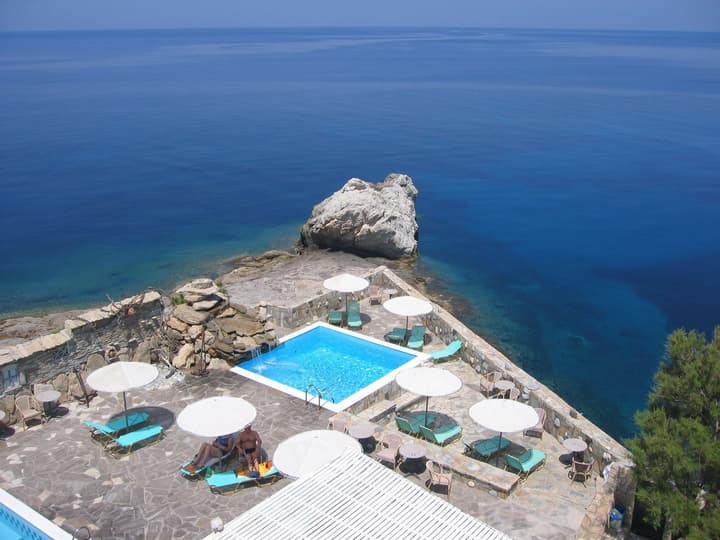 Cavos Bay Hotel and Studios