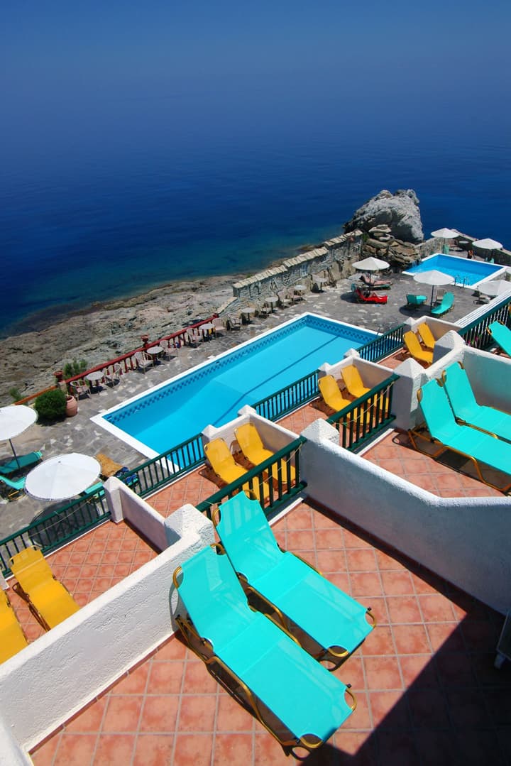 Cavos Bay Hotel and Studios
