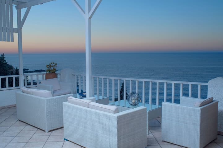 Cavos Bay Hotel and Studios