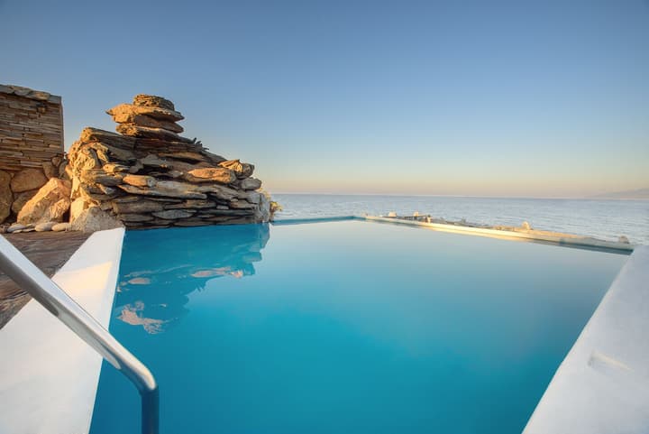 Cavos Bay Hotel and Studios