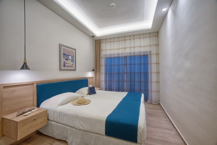 Cavos Bay Hotel and Studios