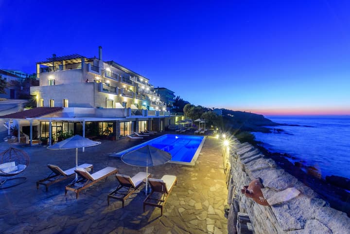 Cavos Bay Hotel and Studios