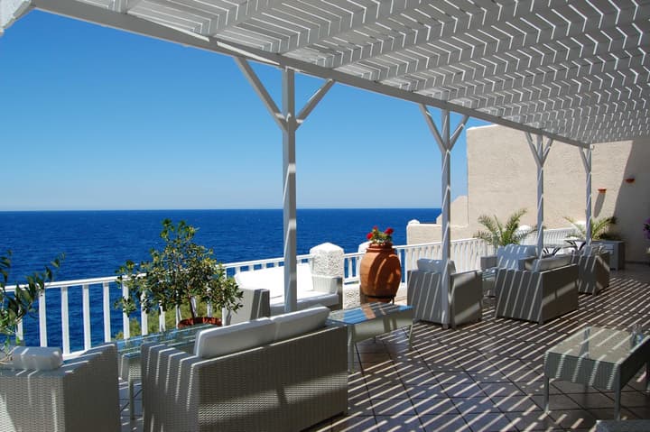 Cavos Bay Hotel and Studios