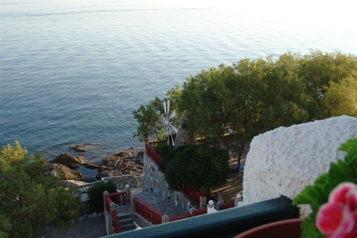 Cavos Bay Hotel and Studios
