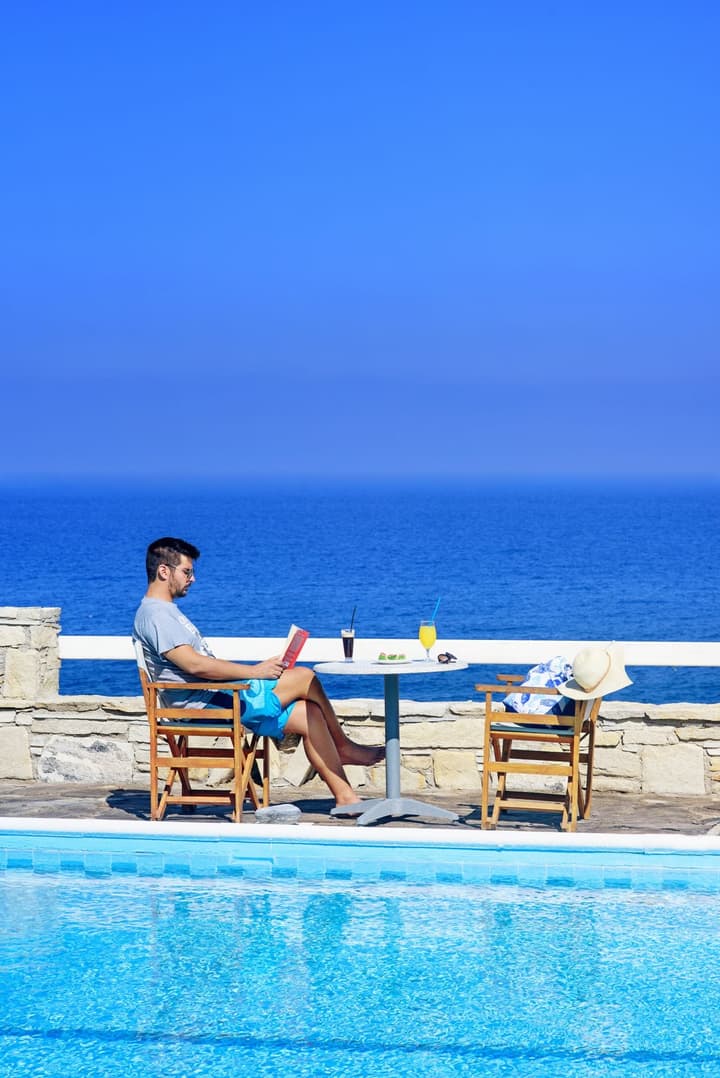 Cavos Bay Hotel and Studios