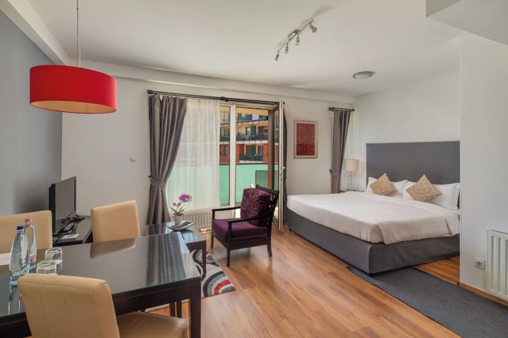 Escala Hotel & Suites