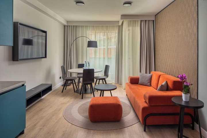 Escala Hotel & Suites