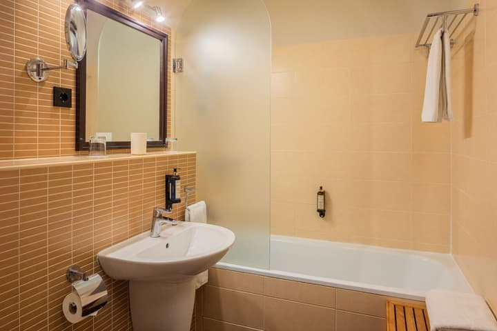 Escala Hotel & Suites