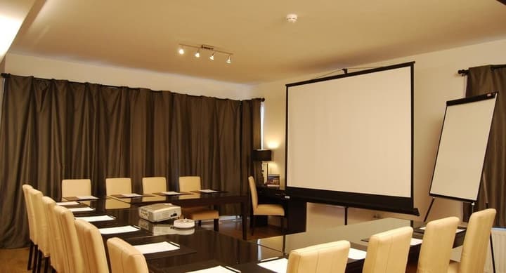Escala Hotel & Suites