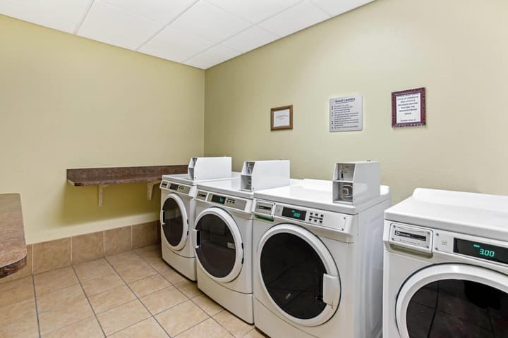 La Quinta Inn & Suites by Wyndham Denver Gateway Park