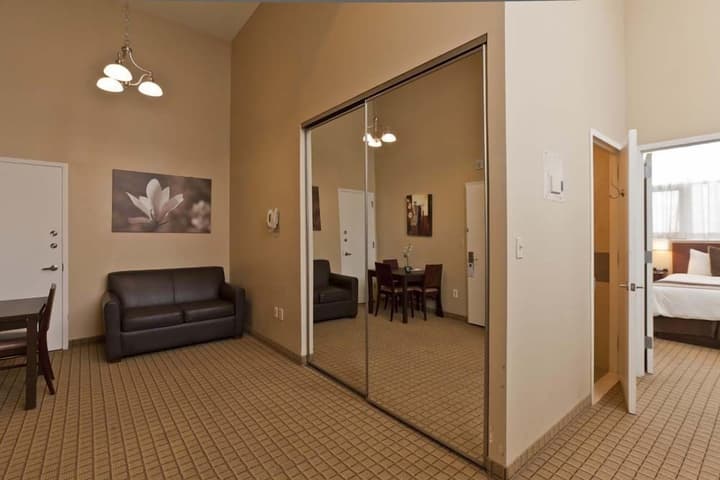Pointe Plaza Hotel