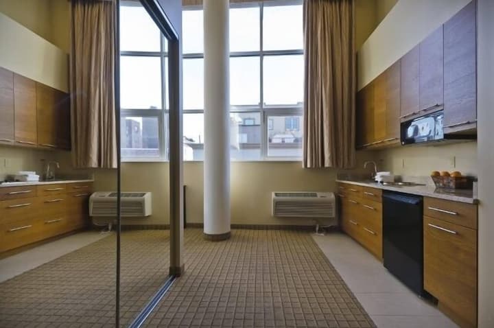 Pointe Plaza Hotel