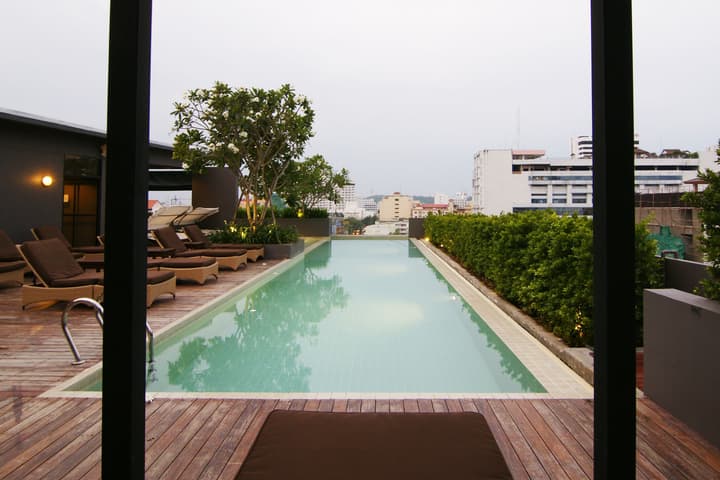 Page 10, Hotel