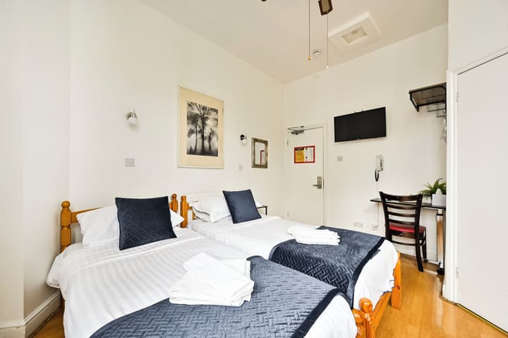 City London Hotel