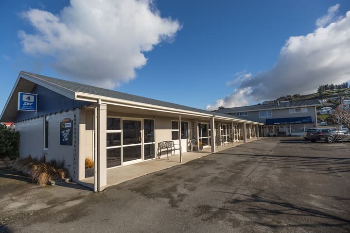 AAA Thames Court Motel