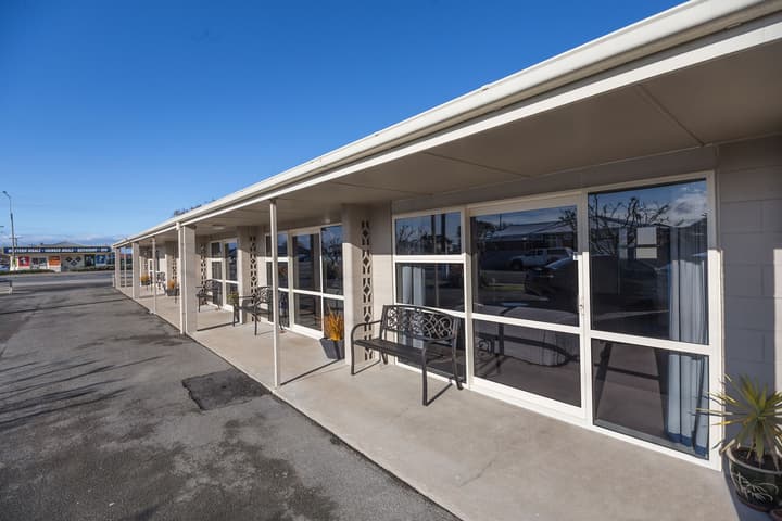 AAA Thames Court Motel