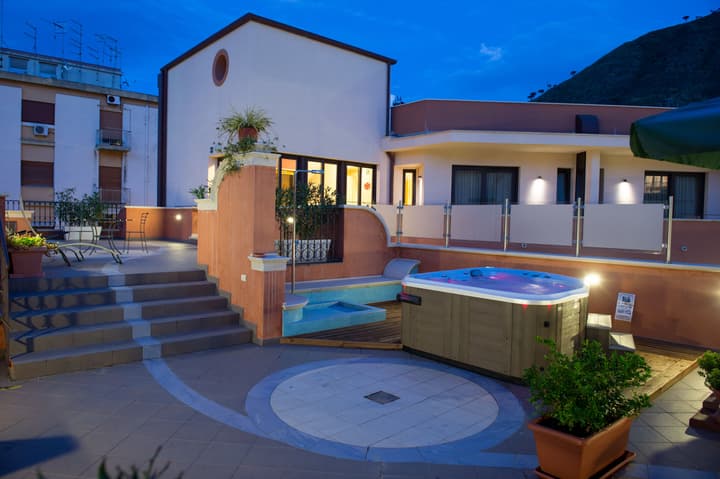 Artemis Hotel