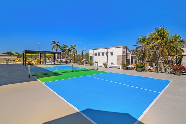 Naples Park Central Hotel