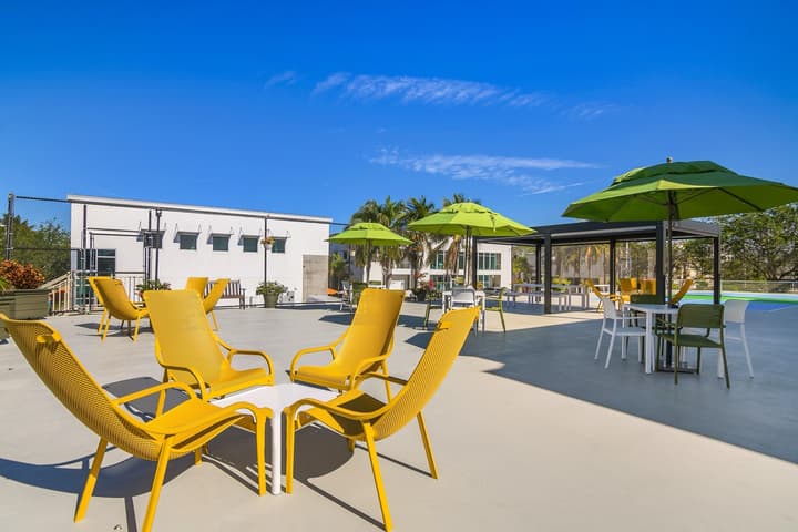 Naples Park Central Hotel
