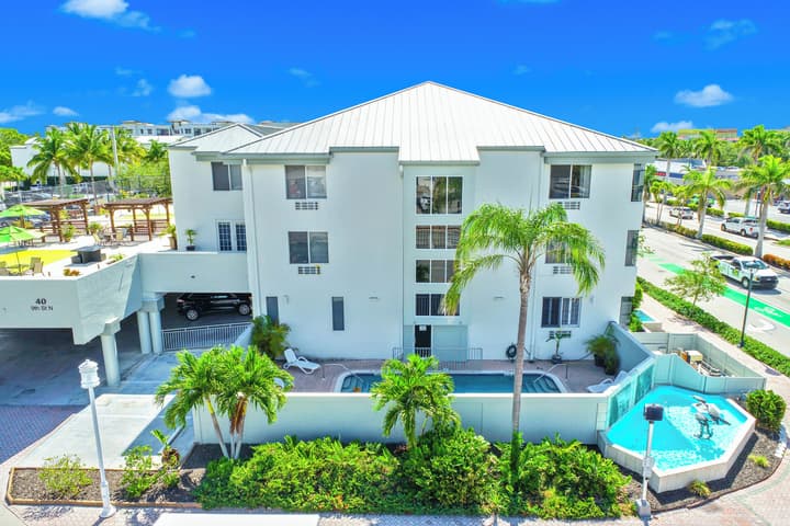 Naples Park Central Hotel