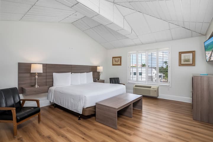 Naples Park Central Hotel