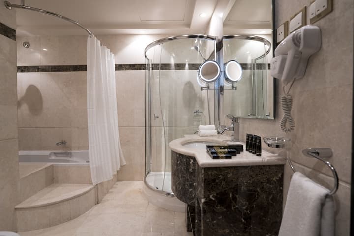 Awaliv International Hotel