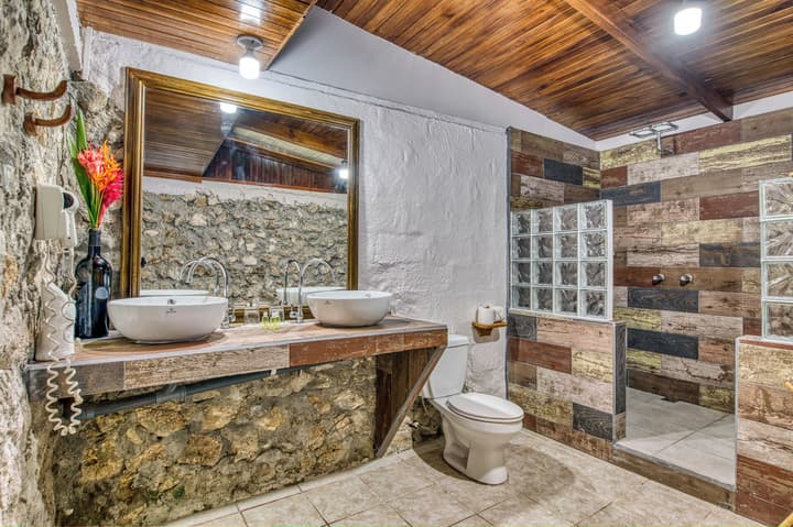 Atlantida Lodge