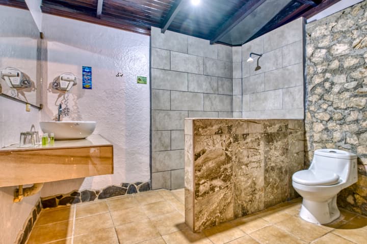 Atlantida Lodge