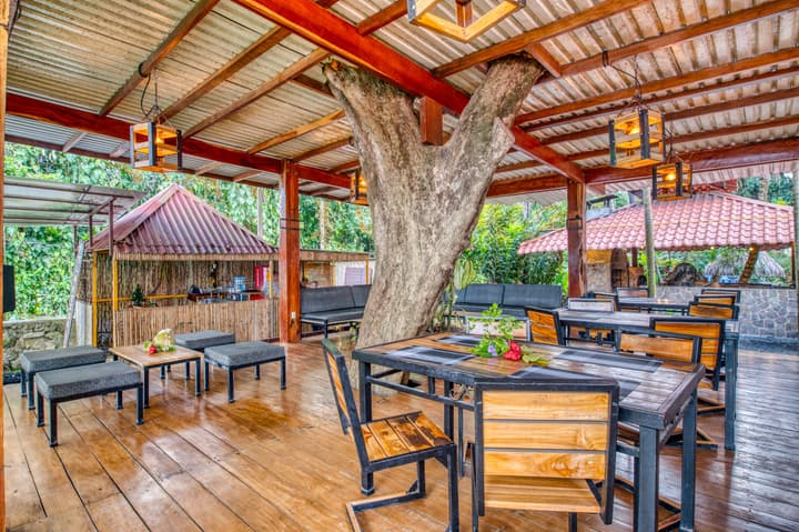 Atlantida Lodge