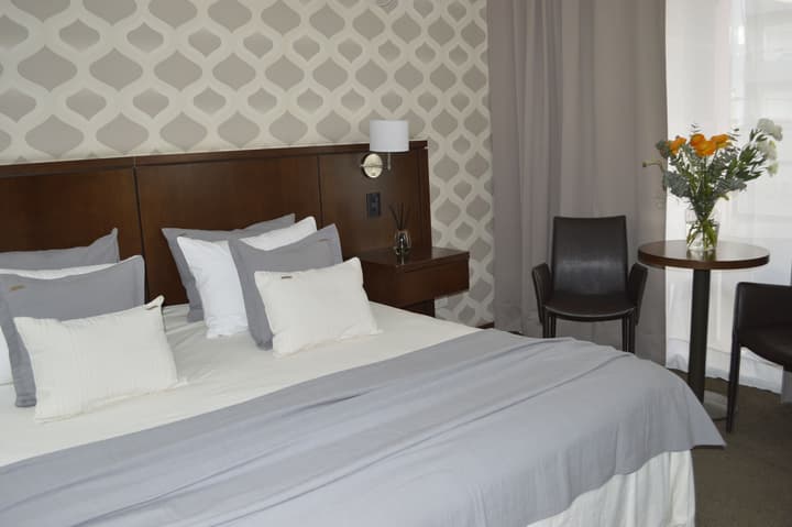 Ian Hotel