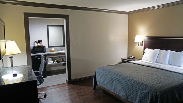 Hawthorne Plaza Inn