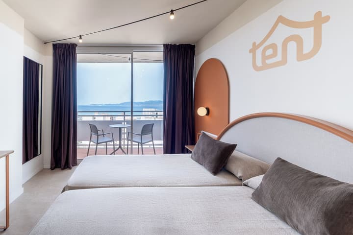 tent Arenal