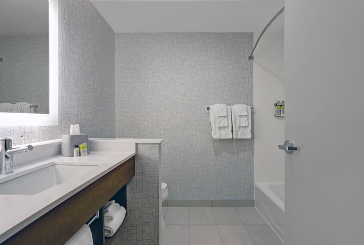 Holiday Inn Express & Suites Collingwood by IHG