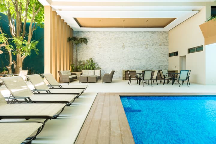 Palmarena Rooms and Residences - Long Stay Comfort with Parking, Sauna, Gym and Pool (Steps from 5th Avenue)