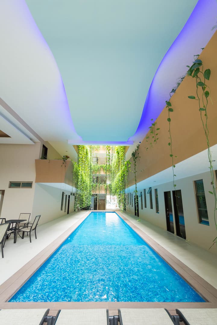 Palmarena Rooms and Residences - Long Stay Comfort with Parking, Sauna, Gym and Pool (Steps from 5th Avenue)