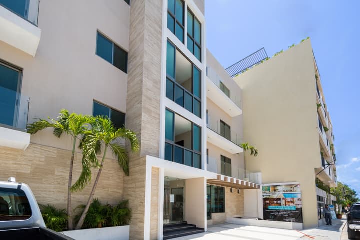 Palmarena Rooms and Residences - Long Stay Comfort with Parking, Sauna, Gym and Pool (Steps from 5th Avenue)