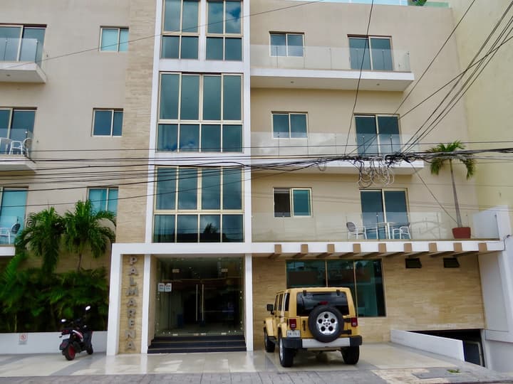Palmarena Rooms and Residences - Long Stay Comfort with Parking, Sauna, Gym and Pool (Steps from 5th Avenue)