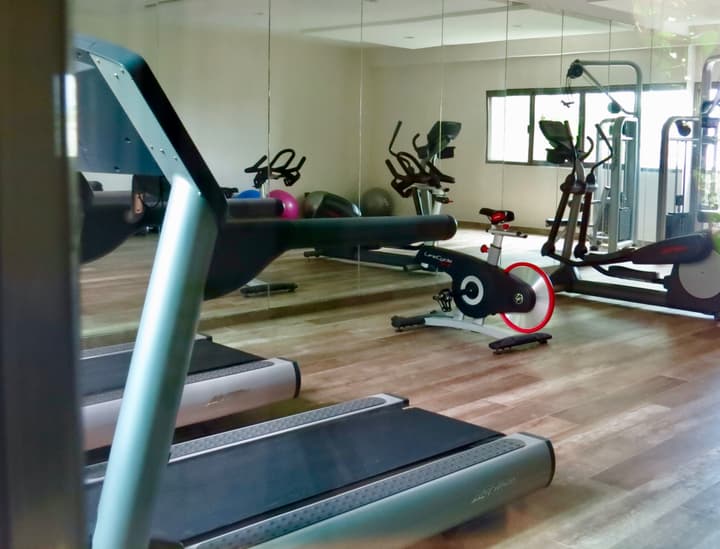 Palmarena Rooms and Residences - Long Stay Comfort with Parking, Sauna, Gym and Pool (Steps from 5th Avenue)