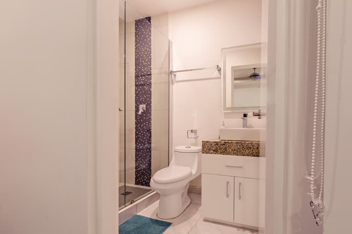 Palmarena Rooms and Residences - Long Stay Comfort with Parking, Sauna, Gym and Pool (Steps from 5th Avenue)