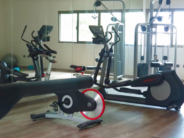Palmarena Rooms and Residences - Long Stay Comfort with Parking, Sauna, Gym and Pool (Steps from 5th Avenue)