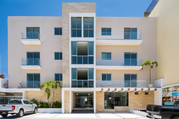 Palmarena Rooms and Residences - Long Stay Comfort with Parking, Sauna, Gym and Pool (Steps from 5th Avenue)
