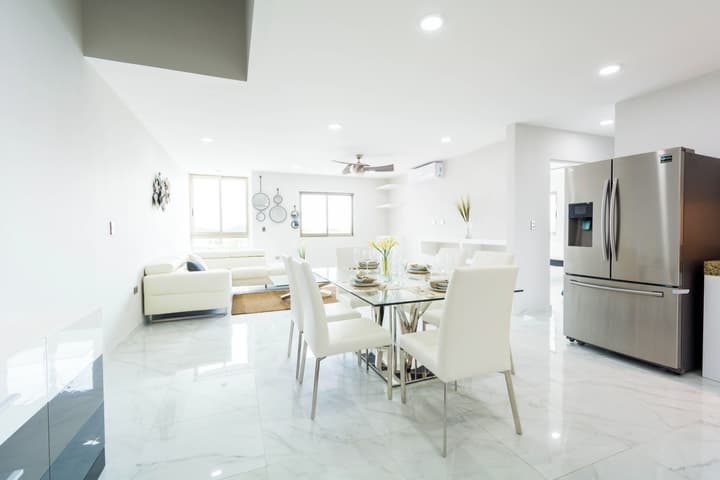 Palmarena Rooms and Residences - Long Stay Comfort with Parking, Sauna, Gym and Pool (Steps from 5th Avenue)