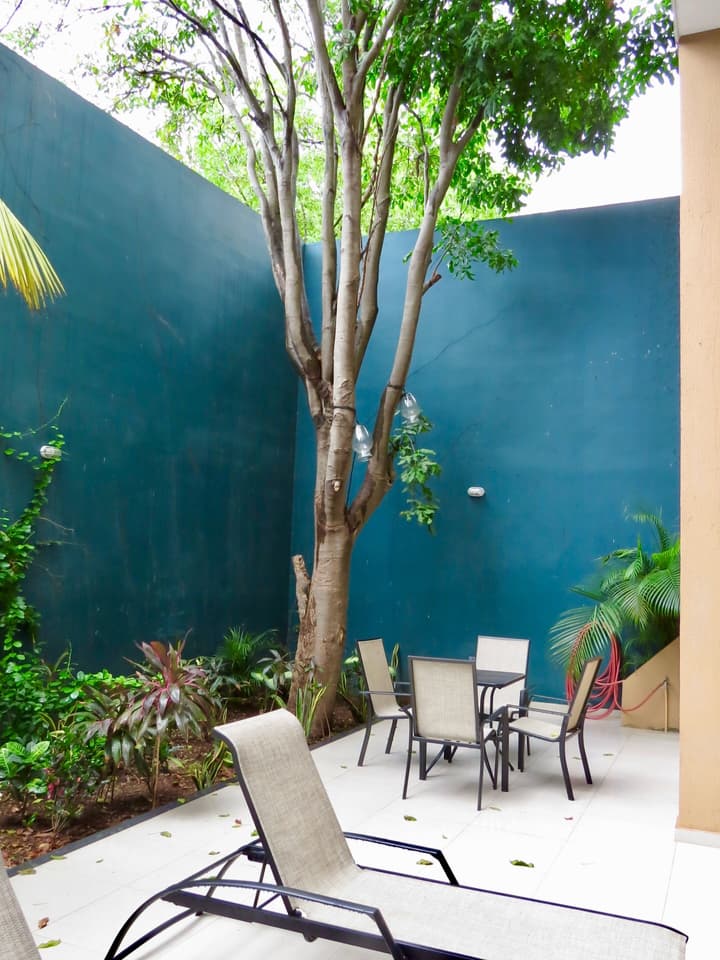Palmarena Rooms and Residences - Long Stay Comfort with Parking, Sauna, Gym and Pool (Steps from 5th Avenue)