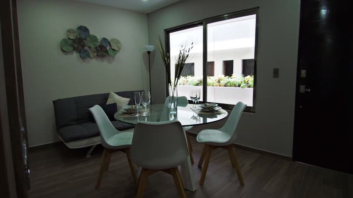Palmarena Rooms and Residences - Long Stay Comfort with Parking, Sauna, Gym and Pool (Steps from 5th Avenue)