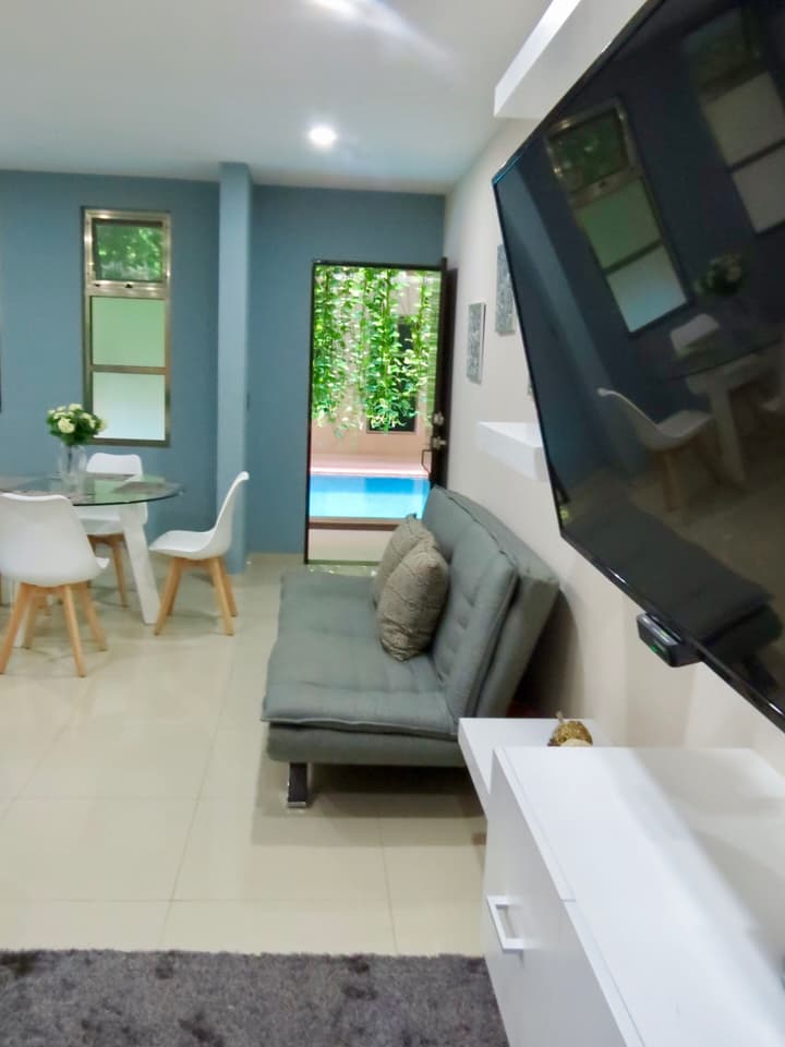 Palmarena Rooms and Residences - Long Stay Comfort with Parking, Sauna, Gym and Pool (Steps from 5th Avenue)