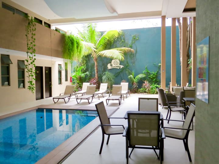 Palmarena Rooms and Residences - Long Stay Comfort with Parking, Sauna, Gym and Pool (Steps from 5th Avenue)