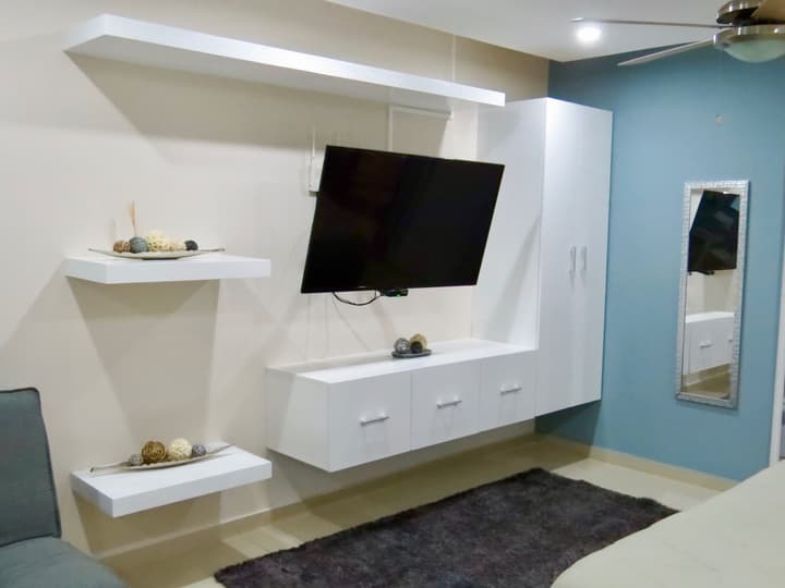 Palmarena Rooms and Residences - Long Stay Comfort with Parking, Sauna, Gym and Pool (Steps from 5th Avenue)