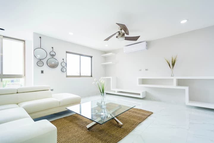 Palmarena Rooms and Residences - Long Stay Comfort with Parking, Sauna, Gym and Pool (Steps from 5th Avenue)